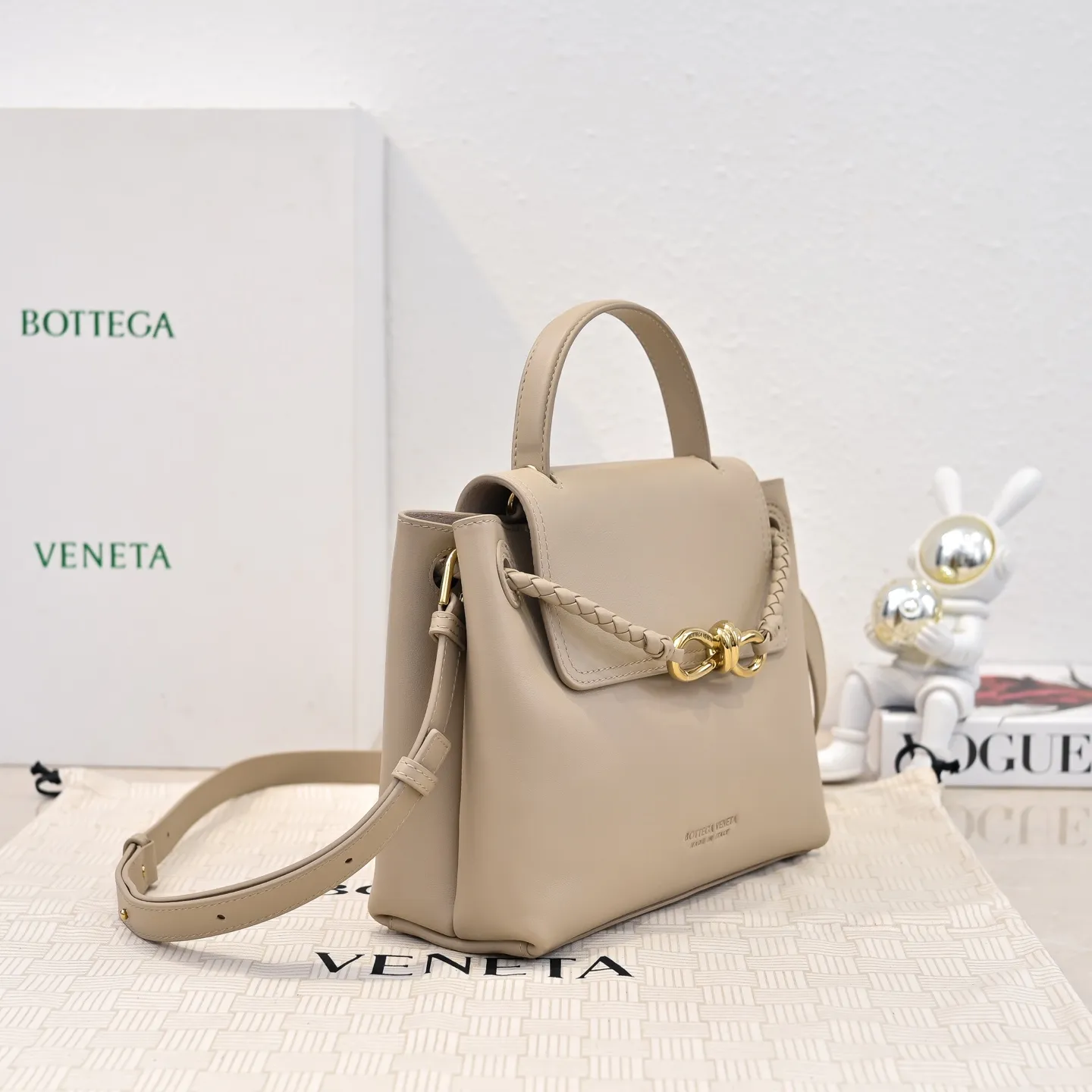 Batch 2060 #Bv New Small Ciao Ciao Handbag Who carried the cute little Ciao Ciao out on the street❣️Made of Dutch Silky Calf calfskin ~ silky to the touch. The leather is thick, and the suede lining is soft and comfortable. The relaxed feeling of stacked smooth leather, the representative woven element shoulder strap, and the perfect embellishment of golden buckles💥The unique bag shape is casual and exquisite, and super practical☄️Carry Ciao Ciao to accompany you in various occasions, and be the most stylish you🎀 Size: 26x19x10.5 Style No. 5835#
